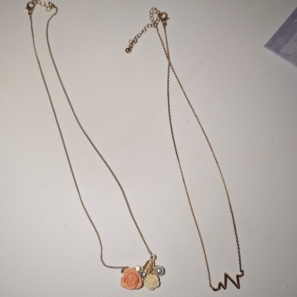 Jewelry - Elegant Gold Necklace Set with Floral Charms And Heart Beat